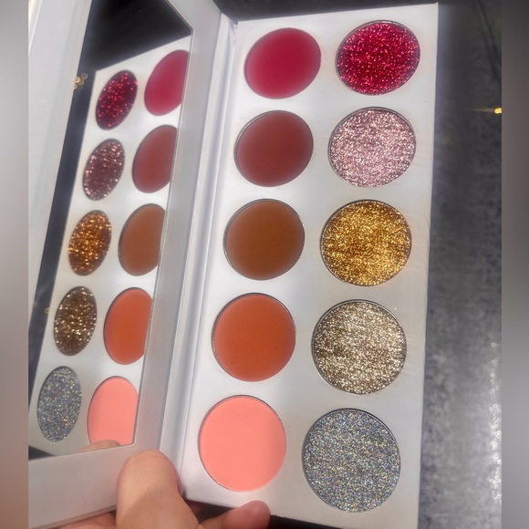 Peachy Queen makeup EYESHADOW PALETTE - Picture 2 of 8